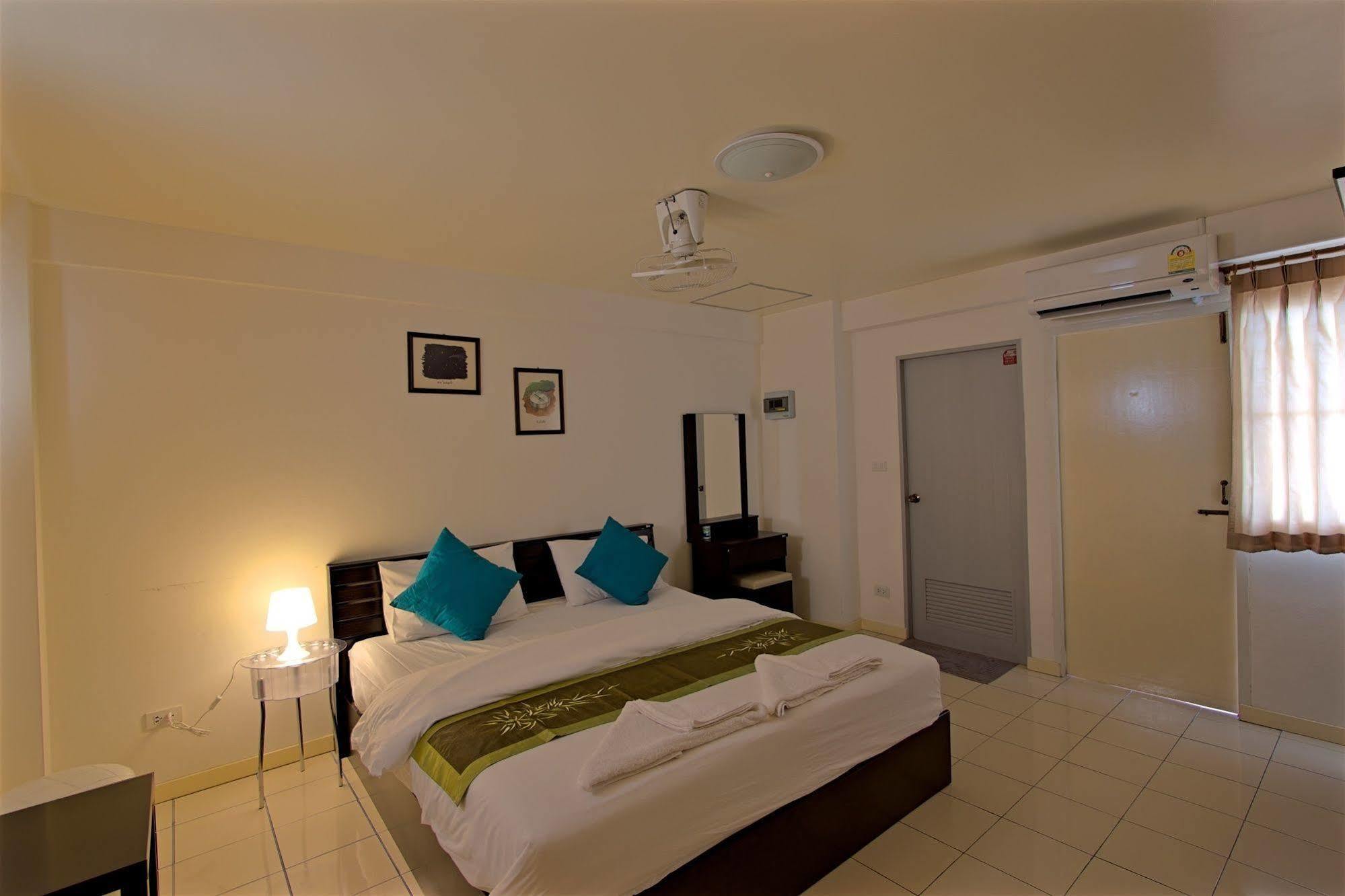 Charn Residence Bangsaen Esterno foto